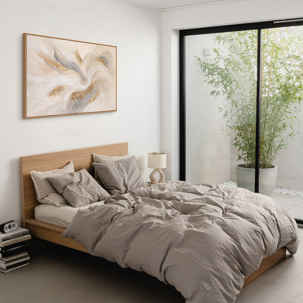 Moderni teksturoitu maalaus luonnon sävyissä – käsinmaalattu canvas-taulu kehyksellä ”Radiant Streams”