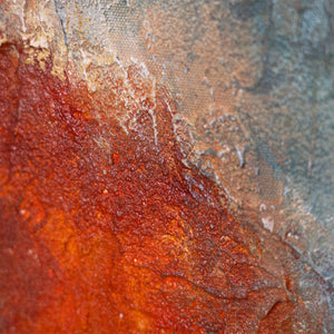 Detail eines abstrakten Leinwandbildes mit rostorangem Akzent