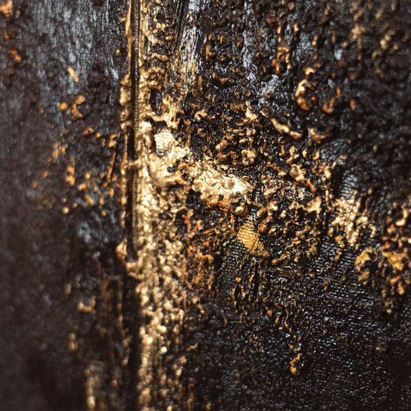 Detail eines abstrakten Leinwandbildes mit goldenen Akzenten auf dunklem Grund