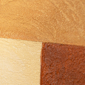 Detail eines abstrakten Leinwandbildes in Terrakotta und Beige, moderne Farbflächen
