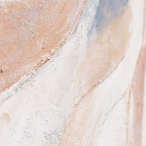 Abstrakte Leinwandkunst mit fließender Struktur in Creme