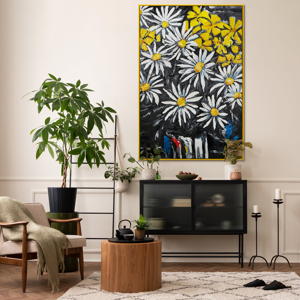 Wohnzimmer mit großem Blumenbild an der Wand