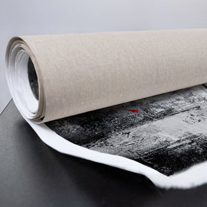 Abstraktes Wandbild mit roten Linien auf grauem Grund