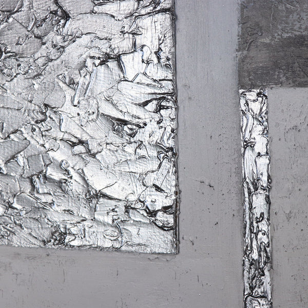 Detail des zentralen silbernen Rechtecks mit Relieftextur